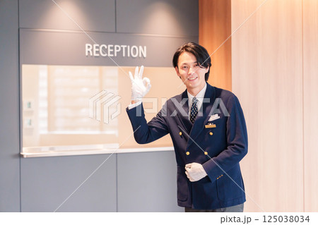 笑顔で接客をするホテルマンの男性 笑顔で接客をするホテルマンの男性 125038034