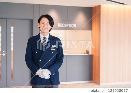 笑顔で接客をするホテルマンの男性 笑顔で接客をするホテルマンの男性 125038037