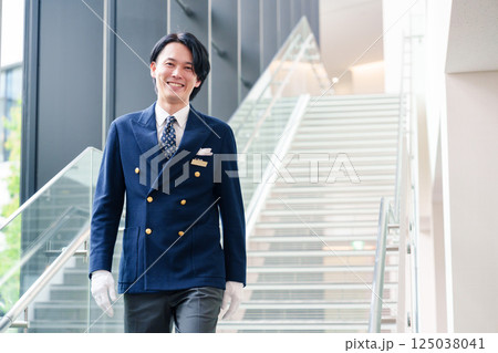 笑顔で接客をするホテルマンの男性 笑顔で接客をするホテルマンの男性 125038041