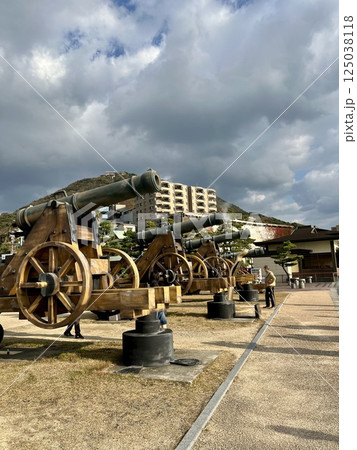 下関の壇之浦古戦場跡の大砲たち 下関の壇之浦古戦場跡の大砲たち 125038118
