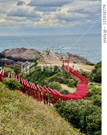 元乃隅神社の赤い鳥居 125038779