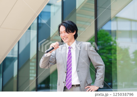 マイクを使って街なかで演説をするスーツを着た男性 マイクを使って街なかで演説をするスーツを着た男性 125038796