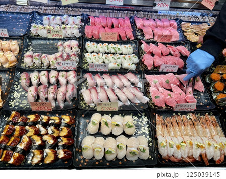 下関の朝は唐戸市場で寿司をいただく 下関の朝は唐戸市場で寿司をいただく 125039145