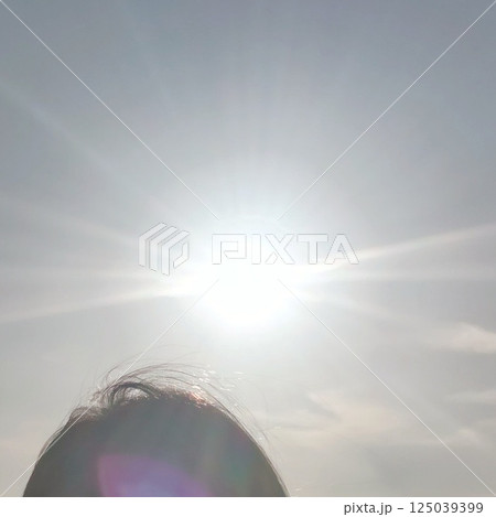 風に揺れる髪と太陽 125039399
