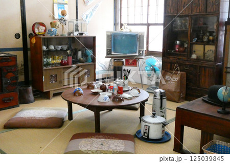 岩手県花巻市昭和の日常生活の丸いちゃぶ台とテレビや扇風機懐かしい昭和の生活用品 岩手県花巻市昭和の日常生活の丸いちゃぶ台とテレビや扇風機懐かしい昭和の生活用品 125039845