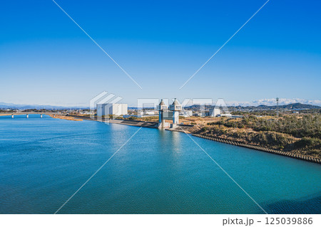 掛川市にある青空に映える潮騒橋から見た菊川の風景(静岡県) 掛川市にある青空に映える潮騒橋から見た菊川の風景(静岡県) 125039886