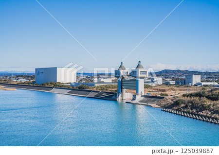 掛川市にある青空に映える潮騒橋から見た菊川の風景(静岡県) 掛川市にある青空に映える潮騒橋から見た菊川の風景(静岡県) 125039887