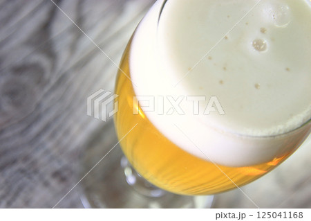 ビール 15 グラスに注がれたビール ビール 15 グラスに注がれたビール 125041168