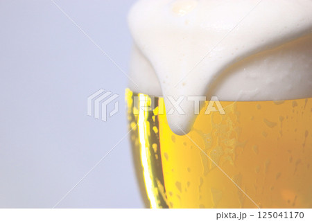 ビール 16 グラスに注がれたビールがあふれる ビール 16 グラスに注がれたビールがあふれる 125041170