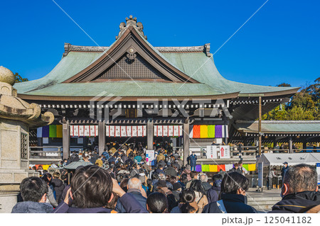 袋井市にある法多山尊永寺の本堂前の初詣の風景(静岡県) 袋井市にある法多山尊永寺の本堂前の初詣の風景(静岡県) 125041182