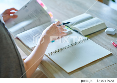 テキストで勉強する女性の手元 125041928