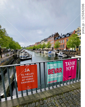 Amsterdam canal shot in daylight 125042096