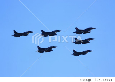 首都防空の要『百里基地』の上空を編隊飛行するF-2ジェット戦闘機 125043554