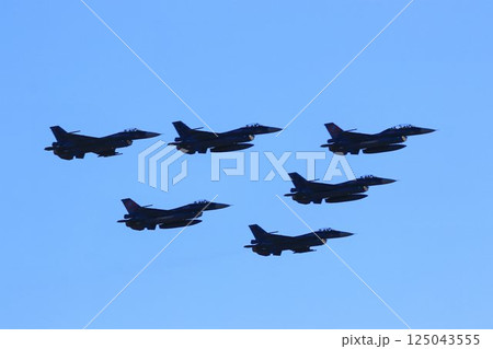 首都防空の要『百里基地』の上空を編隊飛行するF-2ジェット戦闘機 125043555