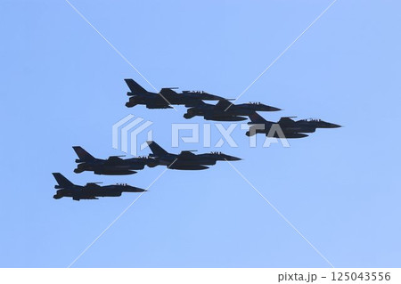 首都防空の要『百里基地』の上空を編隊飛行するF-2ジェット戦闘機 首都防空の要『百里基地』の上空を編隊飛行するF-2ジェット戦闘機 125043556
