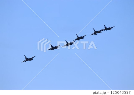 首都防空の要『百里基地』の上空を編隊飛行するF-2ジェット戦闘機 125043557