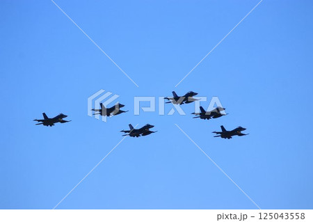 首都防空の要『百里基地』の上空を編隊飛行するF-2ジェット戦闘機 首都防空の要『百里基地』の上空を編隊飛行するF-2ジェット戦闘機 125043558