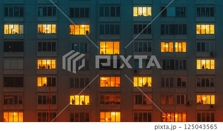 灯るビルの窓越しに垣間見る夜の暮らし 125043565