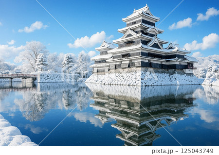 松本城と雪景色 松本城と雪景色 125043749