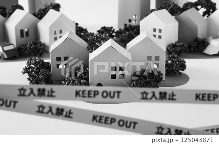 規制線　立入禁止　事件現場　事故物件　境界線　犯罪　治安 125043871