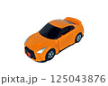 白背景のオレンジ色のスポーツカーのミニカー 125043876
