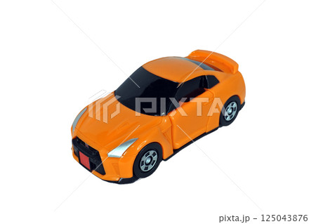 白背景のオレンジ色のスポーツカーのミニカー 125043876