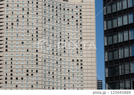 西新宿の高層ビルのある都市風景 125043889