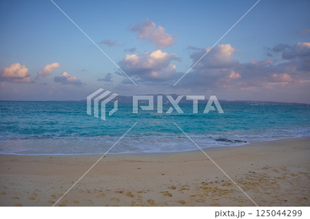 誰もいない静かな海 125044299