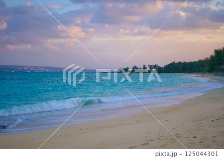 夕暮れのビーチと水平線 125044301