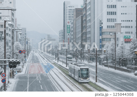 路面電車と雪景色　豊橋駅前 125044308