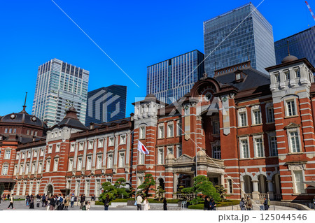 東京　千代田区　丸の内の都市風景　東京駅 125044546