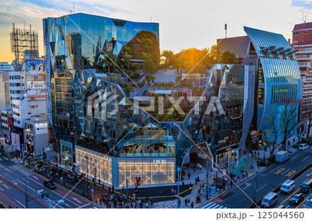 東京　渋谷区の都市風景　神宮前交差点　東急プラザ原宿「ハラカド」 125044560