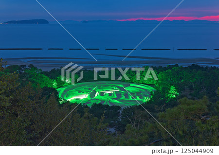 【銭形砂絵】 (ライトアップ) 香川県観音寺市有明町 【銭形砂絵】 (ライトアップ) 香川県観音寺市有明町 125044909