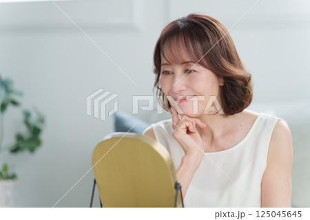 スキンケアをするシニア女性(美容) スキンケアをするシニア女性(美容) 125045645