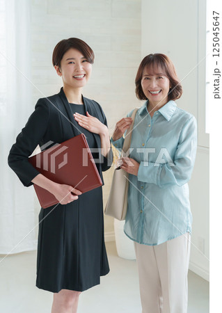 プランナーとシニア女性の客 プランナーとシニア女性の客 125045647