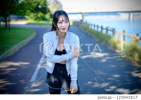 運動中に腕を痛める若い女性　怪我　危険　問題　ダイエット　ウォーキング　散歩　 125045817