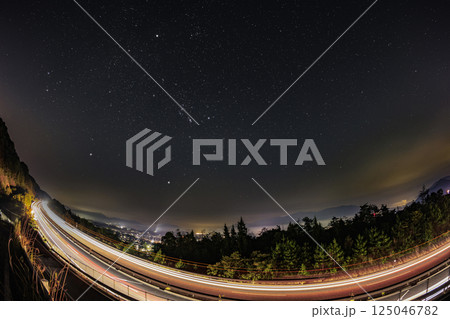 山里の秋の星空 高速道の光跡とオリオン座 山里の秋の星空 高速道の光跡とオリオン座 125046782