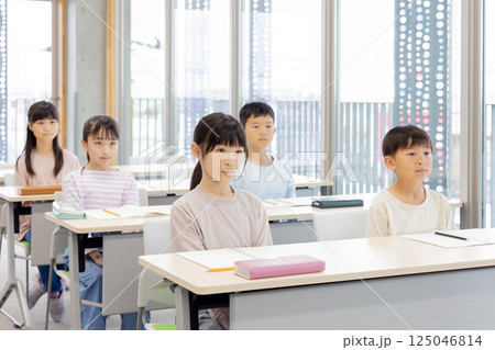 学習塾で勉強する小学生 125046814