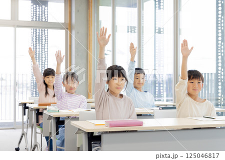 学習塾で勉強する小学生 学習塾で勉強する小学生 125046817