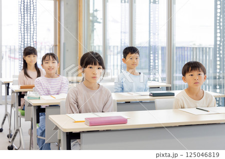 学習塾で勉強する小学生 学習塾で勉強する小学生 125046819