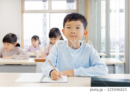 学習塾で勉強する小学生 125046823