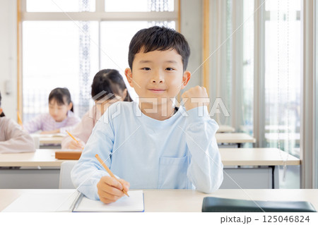 学習塾で勉強する小学生 125046824