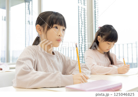学習塾で勉強する小学生 125046825
