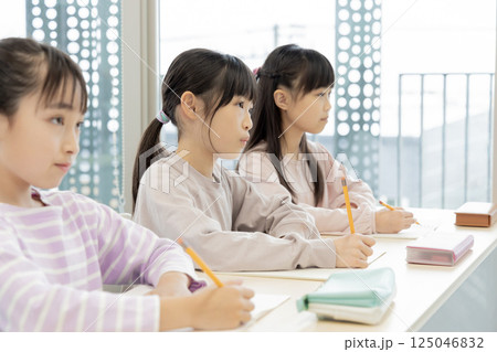 学習塾で勉強する小学生 学習塾で勉強する小学生 125046832