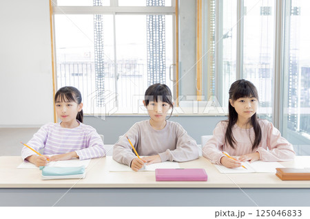 学習塾で勉強する小学生 学習塾で勉強する小学生 125046833