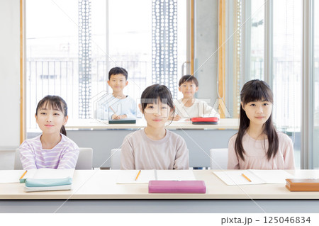 学習塾で勉強する小学生 学習塾で勉強する小学生 125046834