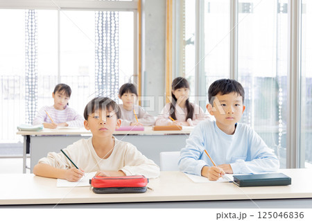 学習塾で勉強する小学生 125046836