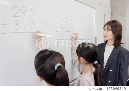 ホワイトボードの問題を解く小学生 塾 小学校 授業 ホワイトボードの問題を解く小学生 塾 小学校 授業 125046840