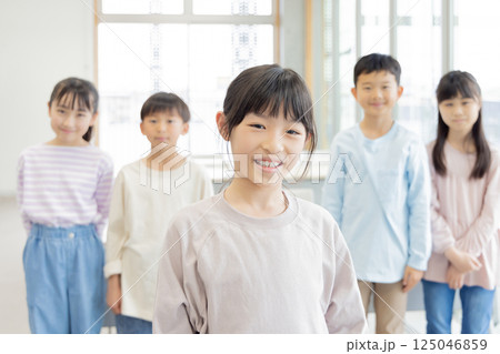 小学生　仲良し　仲間 125046859