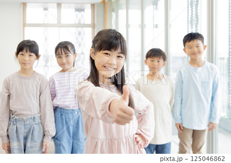 小学生 仲良し 仲間 小学生 仲良し 仲間 125046862